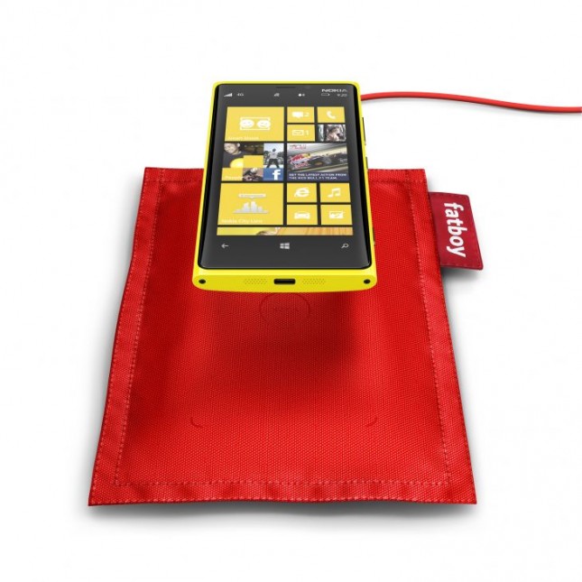 700-nokia-wireless-charging-pillow-by-fatboy-with-nokia-lumia-920 accessories